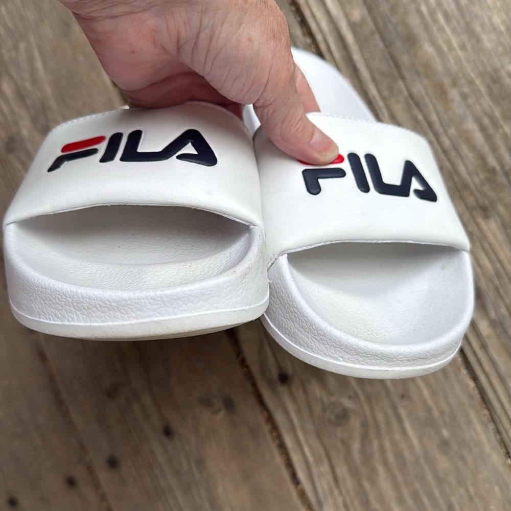 White womens size 7 Fila slides - Picture 4 of 4